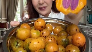 Buah Gandaria Mateng … penasaran gak kalau sudah matang, lucu juga rasanya..