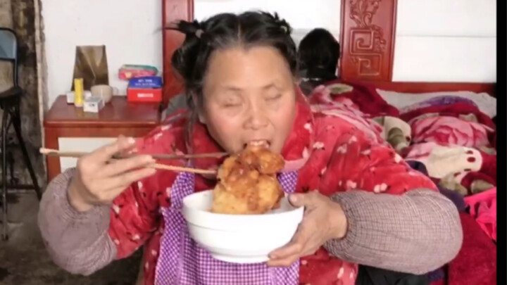 Blind mother eats chicken steak for the first time