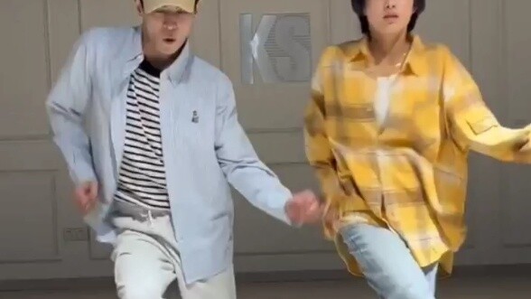 เอมี่กับจั่วเย่อ พวกคุณสองคนไม่อยากได้แฟนๆ ที่ชอบพวกคุณบ้างเหรอ?