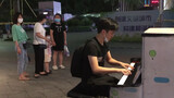 Pertunjukan piano di jalanan: pilih "Detektif Conan"? Langsung "selesaikan kasus" di tempat!