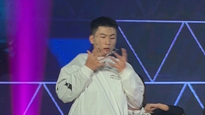 When dancing Daqi, the glasses came off