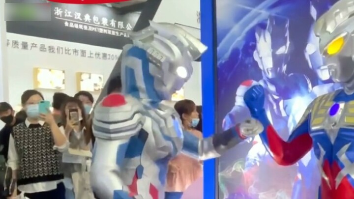 Look at Zero’s fan, Ultraman is chasing his idol!