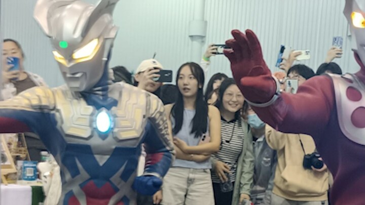 Ultraman Leo performs unique skills for his apprentice at the comic exhibition