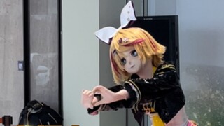 It's so exciting... I think I saw the Meowth Kagamine Bell doll doing the house dance...