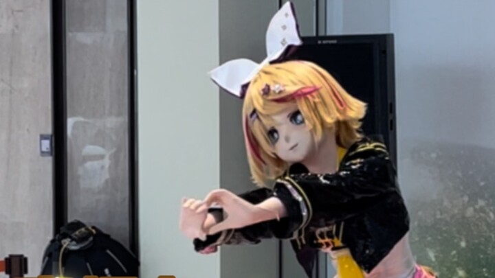 It's so exciting... I think I saw the Meowth Kagamine Bell doll doing the house dance...