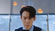 Hahaha, nhân vật nam chính với con công lộ rõ dễ thương quá