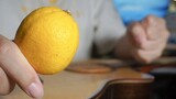 Mainkan Lemon dengan lemon asli? Bisakah kamu bermain gitar seperti ini?