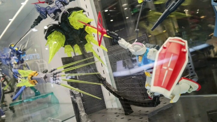 The Gundam Base window display model in Shanghai Central Plaza is much more professional than that o