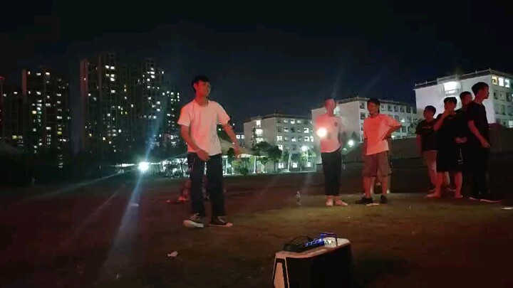 班级晚会跳个张艺兴的羊助兴