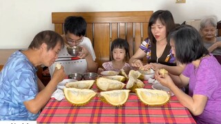 Dâu Việt mua sầu riêng đầu mùa đãi nhà chồng Đài Loan _ 5
