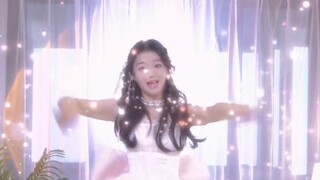 Membawakan lagu di kamar tidur/bernyanyi dan menari mengikuti lagu "Love in Crisis" milik Ju Jingyi 