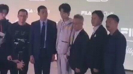 Xiao Zhan took a photo #Zhan Zhan took the initiative to extend his hand to shake hands, so polite #