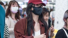 杨紫凌晨抵达巴黎,遇外国小孩跌倒忙上前扶起,给粉丝签名说不会拿去卖吧