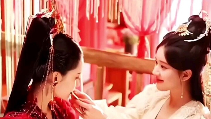 On the day of Yanshuang and Hongyi's wedding, Feng Yin dressed for her. In fact, Hongyi had been att