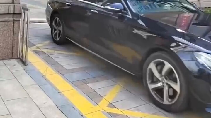 This security guard is so smart, he can let the car pass every time he pulls the rope...