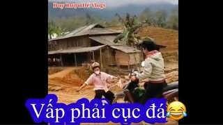 Vấp phải cục đá thôi mà😂😂😂