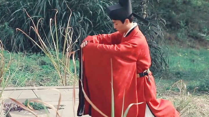 The light in his eyes is back! The red robe is gorgeous! I'm going to the show for this look!