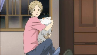 Natsume hugs the cat like this, I also want to hug it like this