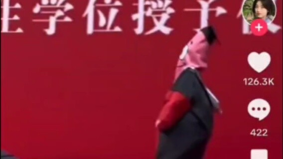 Foreigners watching Dr. Patrick's graduation ceremony (commentary translation)