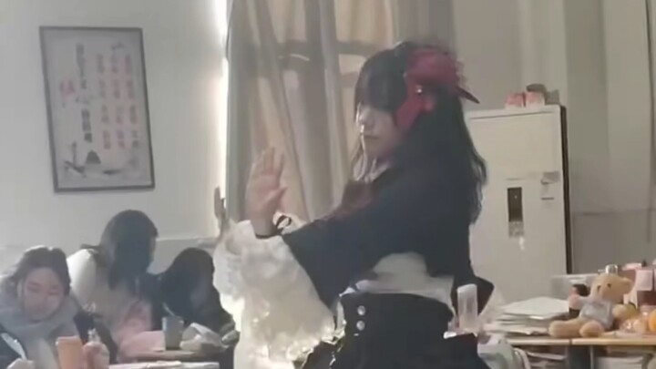 在元旦晚会上跳了杀掉她啦
