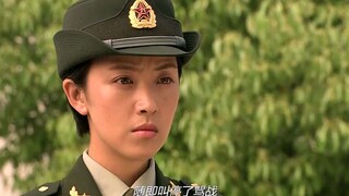 新兵训练时走神，班长上去就是一脚，怎料女兵比班长还横