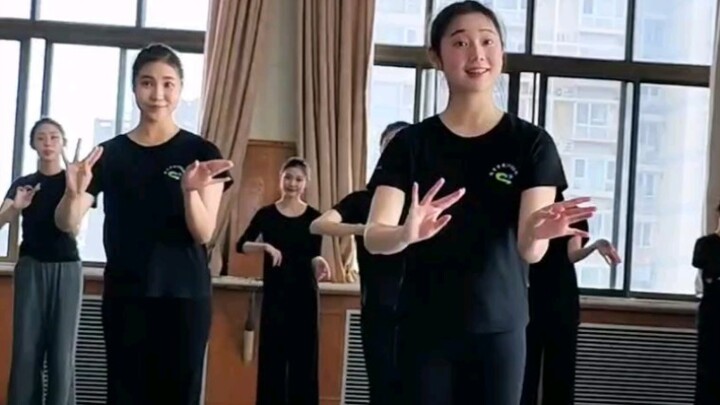 [Double shaking hands] Chinese culture flowing in our blood! Strong Chinese flavor!