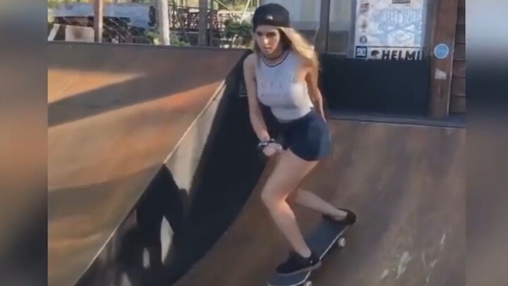 [Sports]A girl's skateboard show