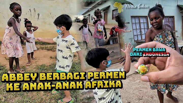 ABBEY BERBAGI PERMEN KE ANAK ANAK AFRICA 🇬🇦 || SORE HARI DI PEDALAMAN AFRIKA ‼