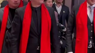 Ayah saya berkata bahwa orang harus melakukan sesuatu yang berarti sambil membuat diri mereka bahagi