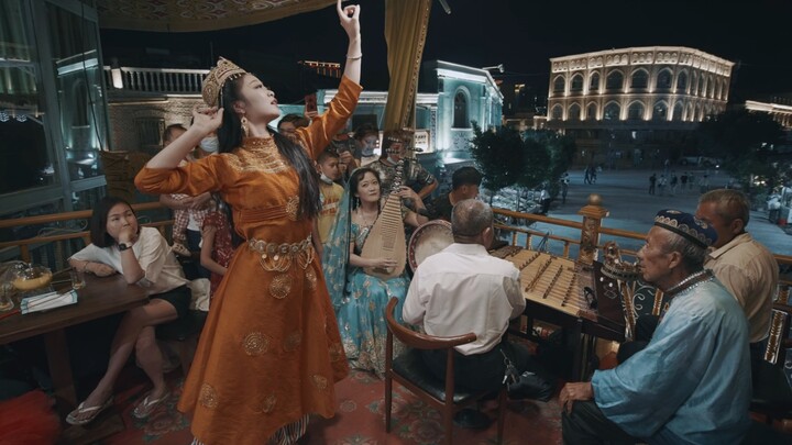 Perform in the street of Kashi with Qingyao