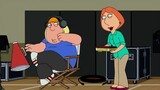 คริสกำลังถ่ายทำภาพยนตร์แอคชั่นรายวันในโรงเรียน และโดนโลอิสจับได้ในพล็อตเรื่อง Family Guy S21E20 [Win