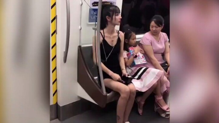 地铁这妹子就有点离谱？？？
