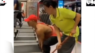 meme Tránh ra cho chị thể hiện