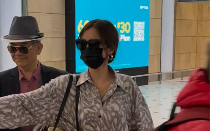 欣欣和爷爷一起到达澳大利亚去参加婚礼啦，没走vip的路