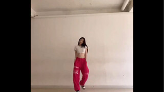 Jisoo's latest dance video on Instagram, she's not the school girl for nothing~