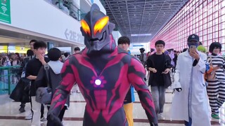 Immersive experience: Lord Belia takes you to the comic convention to break the dimensional wall!