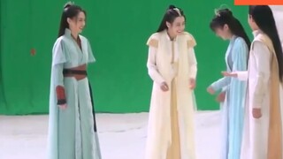 Behind the scenes: "Dilraba Dilmurat is cute in contrast. She wants to eat some meat. Aji is a littl