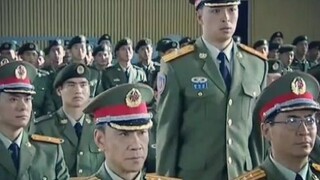นักข่าวต่างประเทศซักถามทหารของเรา แต่หลังจากที่หัวหน้าขอให้ชายหนุ่มถอดเสื้อคลุมออก ทุกคนก็ซาบซึ้งใจ!