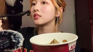 [ASMR] กินข้าวเคเอฟซีกับเนื้อและคุยสัพเพเหระ