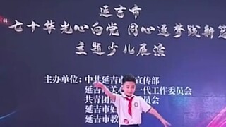 小学生登台表演舞蹈串烧。妈妈：父子俩在家自编的节目，效果还挺好…