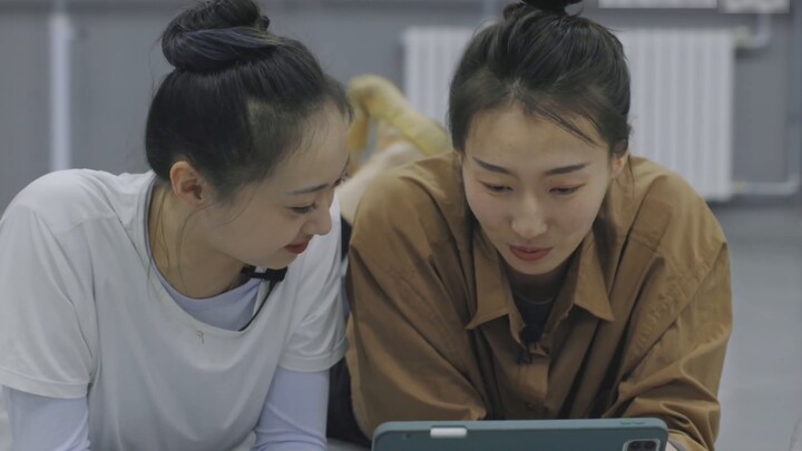 [Hao Ruoqi x Wang Xueruo] Reaction to "Confusing Heart" by the two beautiful girls from China Song |