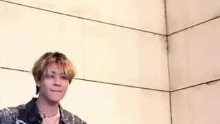 【BOYSTORY】He Xinlong menarikan lagu Stray Kids "LALALALA"