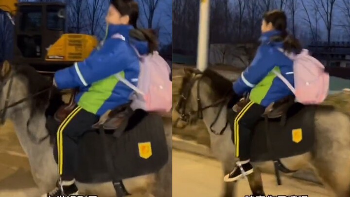 Gadis kecil itu takut terlambat menunggang kudanya ke sekolah, orang yang lewat di jalan berlari ken