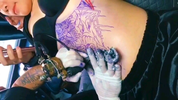 TATTO DI BAGIAN PERUT ARTIS IBU KOTA