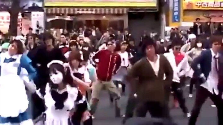 Semua orang tiba-tiba menari tarian grup SOS di jalanan Akihabara!! The Melancholy of Haruhi Suzumiy