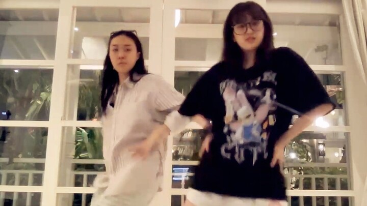Ahn Yoo Jin and Lee Young Ji's "Macarena" dance challenge