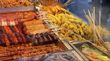 Thực phẩm đường phố phố đi bộ Hàn Quốc ngày cuối cùng của năm