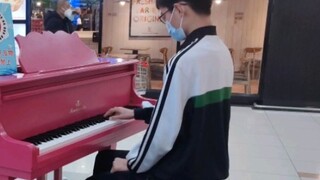 [Piano] Sekolah menengah atas memainkan "KING" di jalan, energi tinggi di depan!