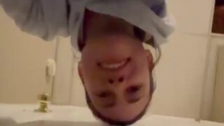 Puppy: Let me see what delicious food the owner is eating in the toilet while avoiding me! !