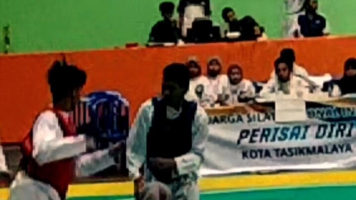 mengacak ngacak gelanggang